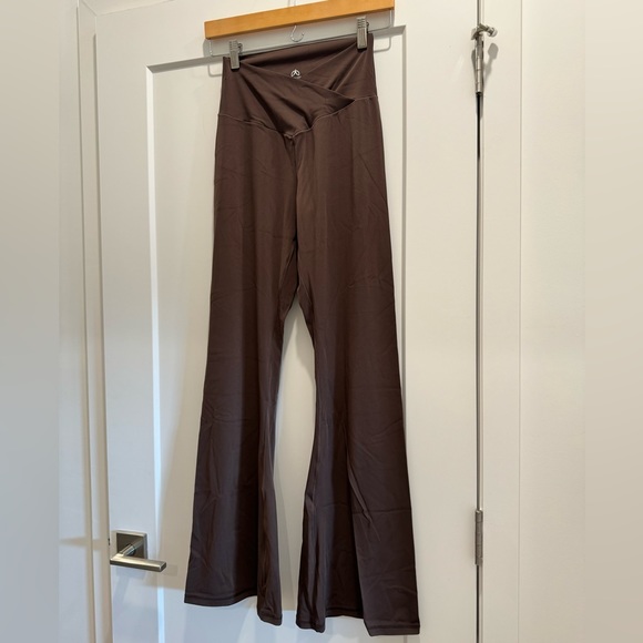 PRICE DROP⬇️ NWOT | Brown Crossover Flare Leggings | Size M - Picture 2 of 5
